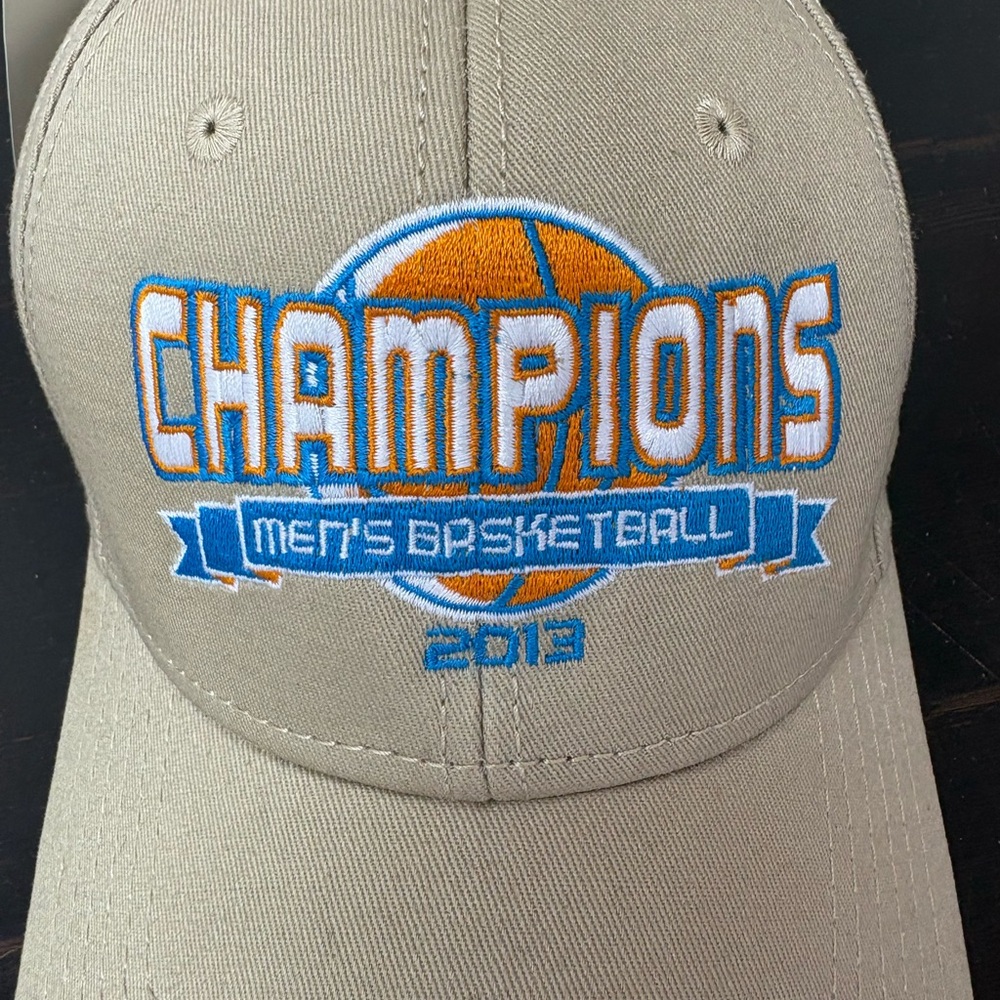 #H08 NEW WITH TAGS
Florida Gulf Coast Eagles Men’s 2013 Championship Hat